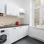 2-Bedroom Apartment With Balcony - Dluga 65