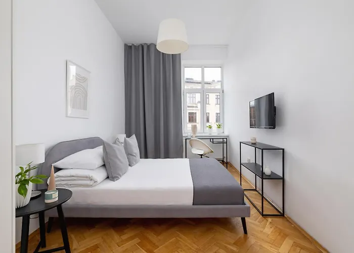 2-Bedroom Apartment With Balcony - Dluga 65